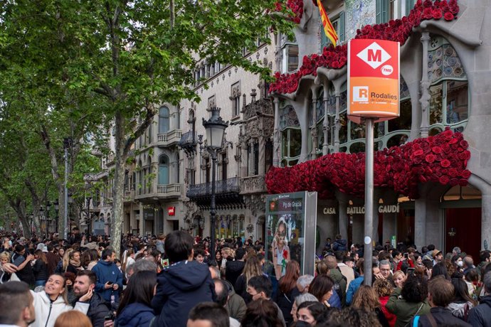 Archivo - Ciutadans durant la diada de Sant Jordi a Barcelona