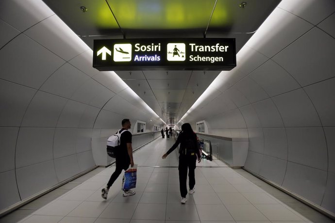 Imagen de archivo de un letrero indicando el camino a los pasajeros de la zona Schengen en el aeropuerto de Bucarest, en Rumanía.