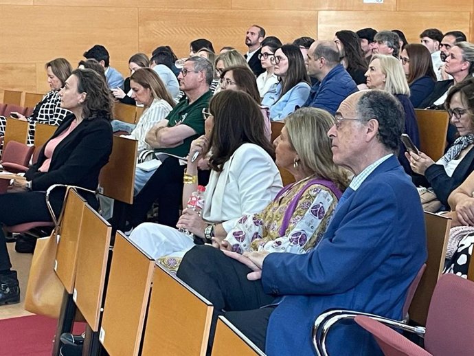 La delegada territorial de Desarrollo Educativo, Formación Profesional y Universidad en la provincia de Cádiz, Isabel Paredes, en la Feria de la FP en Jerez.