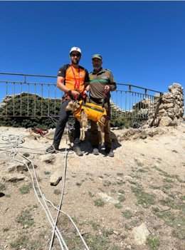 Efectivos rescatan a una cría de arruí que se había caído a un pozo en Sierra Espuña