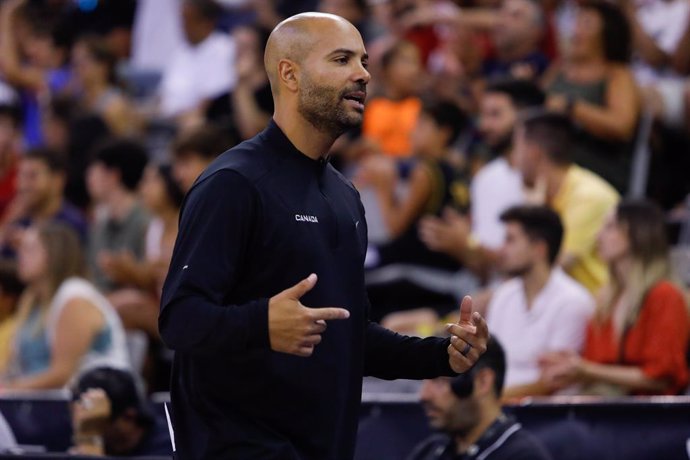 Archivo - Jordi Fernandez, head coach of Canada, in action during City of Granada Tournament for the Centenary of the FEB, basketball match played between Canada and Dominican Republic at Palacio de Deportes on August 17, 2023, in Granada, Spain.