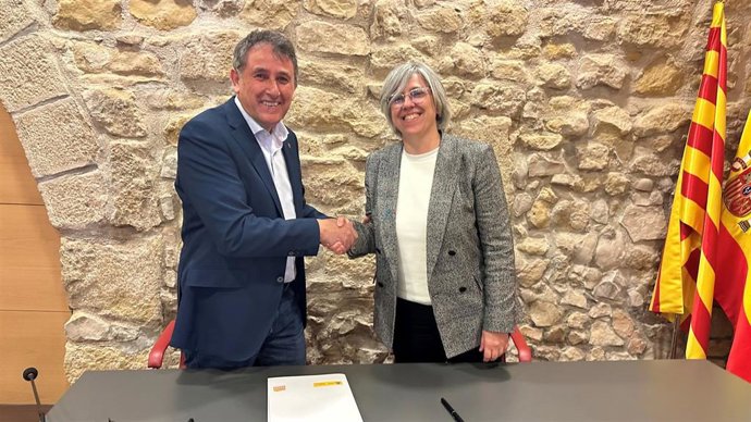 La directora general de Sepes, Leire Iglesias, y el alcalde de Batea (Tarragona) Joaquim Paladella.