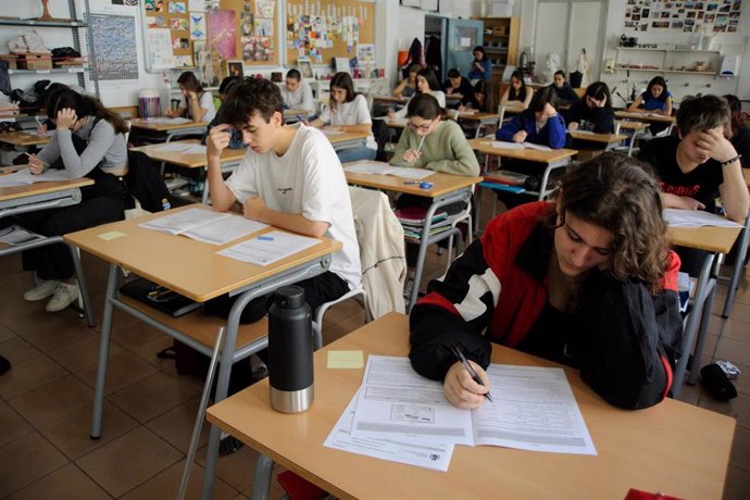 Archivo - Varios alumnos de una clase de 1º Bachillerato del Institut Moisès Broggi de Barcelona.