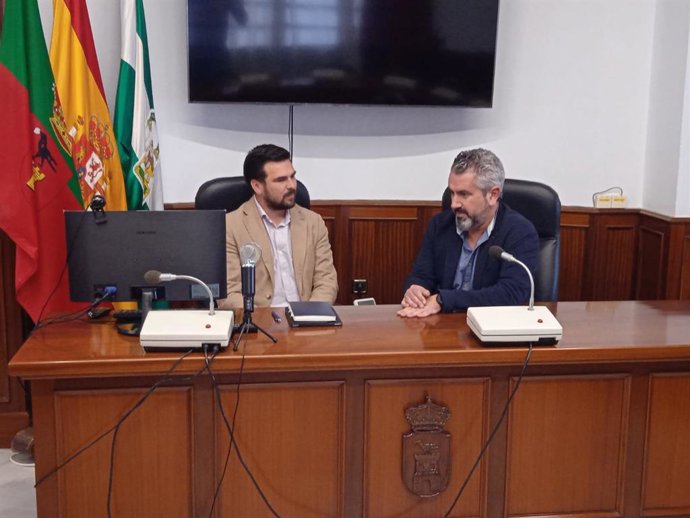 El delegado de Argicultura con el alcalde de Benalup.