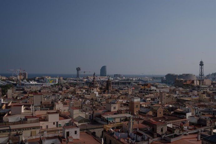 Archivo - Vista panorámica de Barcelona.