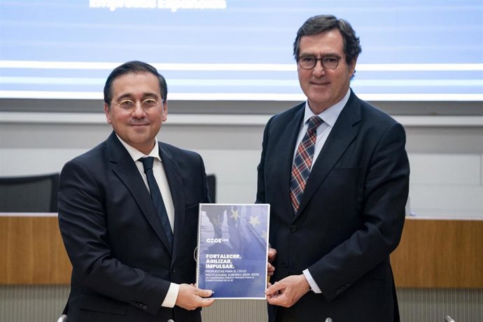 El ministro de Asuntos Exteriores, UE y Cooperación, José Manuel Albares (i) y el presidente de la CEOE, Antonio Garamendi (d)