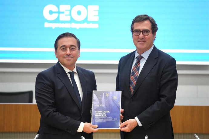 El presidente de la CEOE, Antonio Garamendi, y el ministro de Asuntos Exteriores, Unión Europea y Cooperación, José Manuel Albares, durante la presentación de las prioridades de la CEOE en el nuevo ciclo europeo 2024-2029 este miércoles en Madrid.