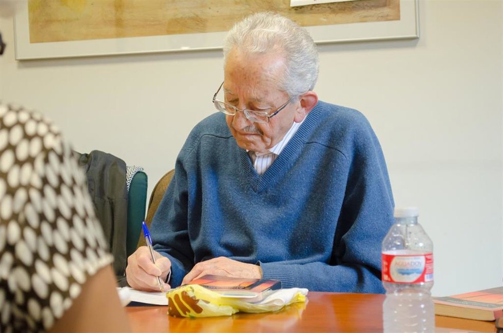 Archivo - Un hombre mayor escribiendo