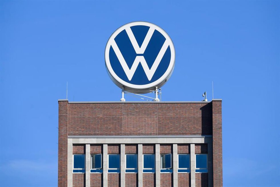 Archivo - FILED - 07 September 2023, Lower Saxony, Wolfsburg: German carmaker Volkswagen (VW) logo stands on the brand tower at the VW's main plant. Photo: Julian Stratenschulte/dpa