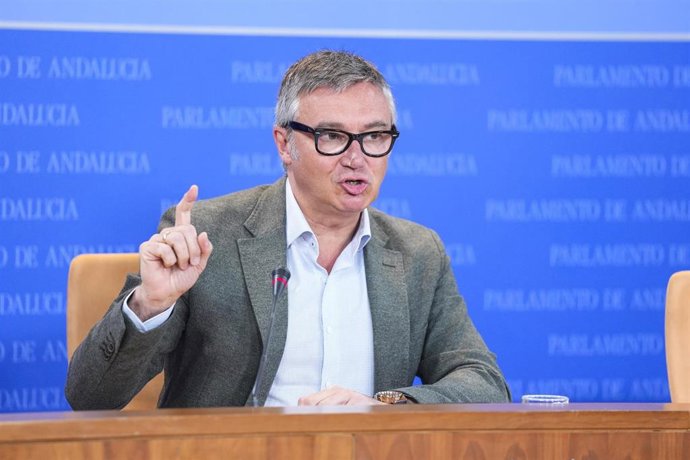 El portavoz del Grupo Parlamentario Vox, Manuel Gavira, durante la ronda de ruedas de prensa de portavoces de los grupos parlamentarios en el Parlamento de Andalucía, a 24 de abril de 2024 en Sevilla (Andalucía, España). Los portavoces de los grupos par