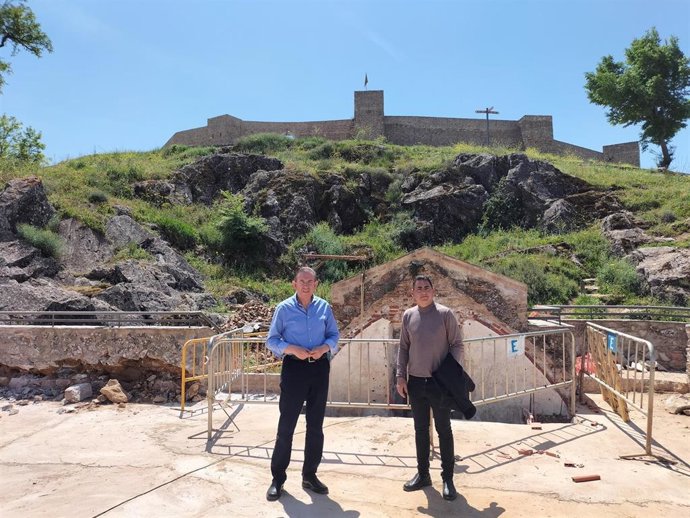 El alcalde de Aracena (Huelva), Manuel Guerra, junto al concejal de Desarrollo Local, Carlos García, en las obras de remodelación del antiguo Depósito Municipal situado en el Cerro del Castillo.
