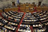 Foto: Arrestan a un diputado griego de ultraderecha tras golpear a otro en una sesión del Parlamento
