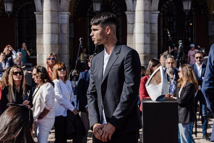 El tenista Carlos Alcaraz durante la presentación oficial del torneo de tenis Mutua Madrid Open, en la plaza Mayor, a 22 de abril de 2024, en Madrid (España). El torneo de tenis Mutua Madrid Open ha comenzado oficialmente hoy y se celebra hasta el próximo