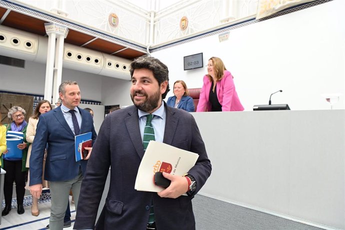 El presidente regional, Fernando López Miras, llegando a la Asamblea Regional