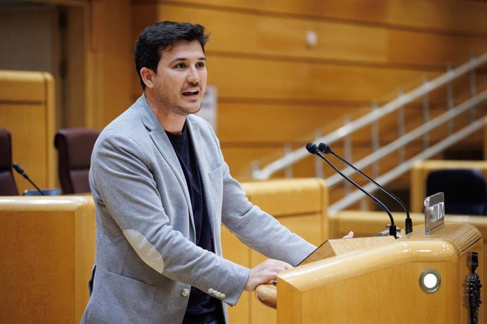 Archivo - El senador de Más Madrid Pablo Gómez Perpinyà interviene durante una sesión plenaria en el Senado, a 22 de diciembre de 2022, en Madrid (España). La reforma del Código Penal ha llegado al pleno del Senado sin las enmiendas paralizadas por el Tri