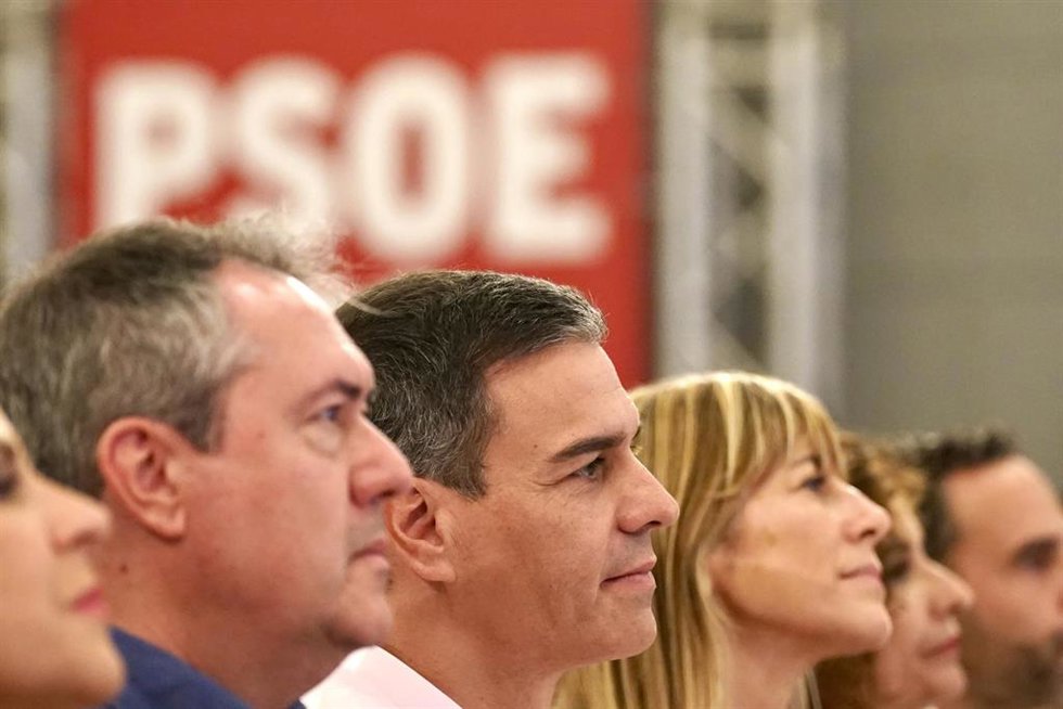 Archivo - El presidente del Gobierno de España y secretario general del PSOE, Pedro Sánchez, durante un acto público de partido junto al secretario general del PSOE-A, Juan Espadas, a 2 de septiembre de 2023 en Málaga (Andalucía, España). (Foto de archi