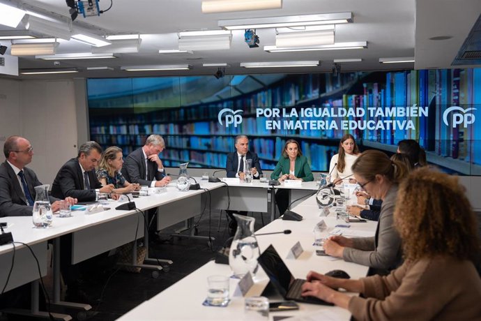 La secretaria general del PP, Cuca Gamarra, el vicesecretario de Coordinación Autonómica y Local del PP, Elías Bendodo, y la vicesecretaria de Sanidad y Educación del PP, Ester Muñoz, se reúnen con consejeros de Educación de las CCAA del PP en Madrid.