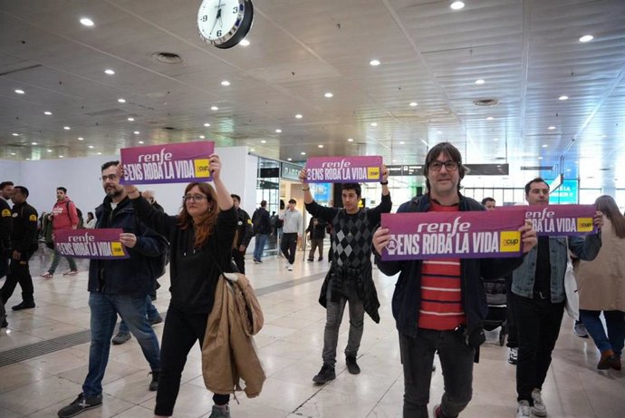 Acción de la CUP en la estación de Sants de Barcelona