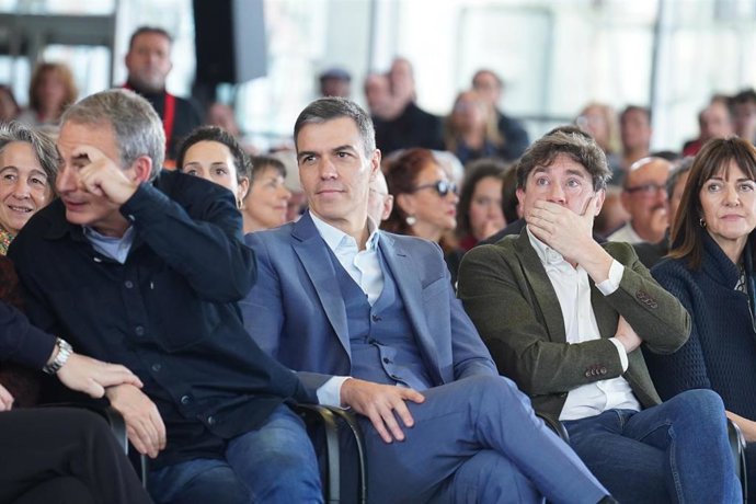Archivo - El expresidente José Luis Rodríguez Zapatero, el presidente Pedro Sánchez, el candidato a lehendakari, Eneko Andueza, y la vicelehendakari, Idoia Mendia, en un acto político en Bilbao