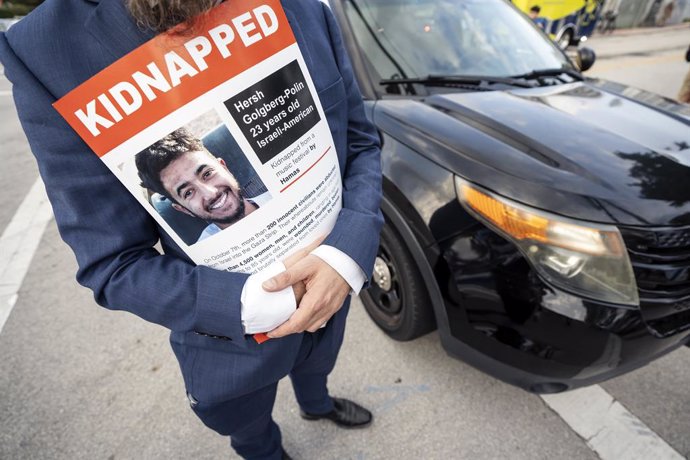 Archivo - November 5, 2023, Surfside, Florida, USA: A man holds a poster of Israeli American, Hersh Goldberg Polin, who was kidnapped by Hamas. Surfside, Florida on November 5, 2023. Loving Moms called for the immediate release of 240 Israelis taken hosta