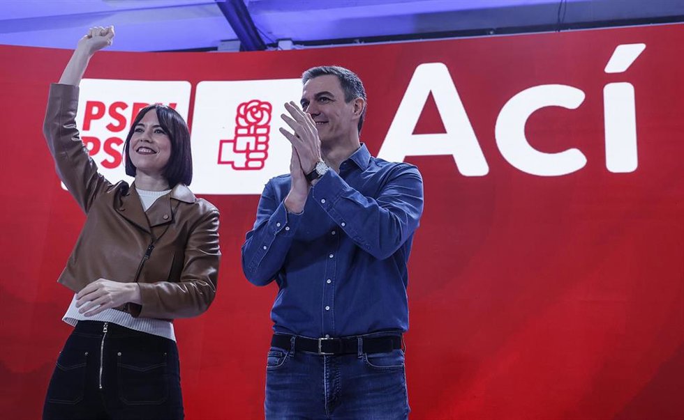 Archivo - El secretario general del PSOE y presidente del Gobierno, Pedro Sánchez, y la líder del PSPV, Diana Morant, en una imagen de archivo