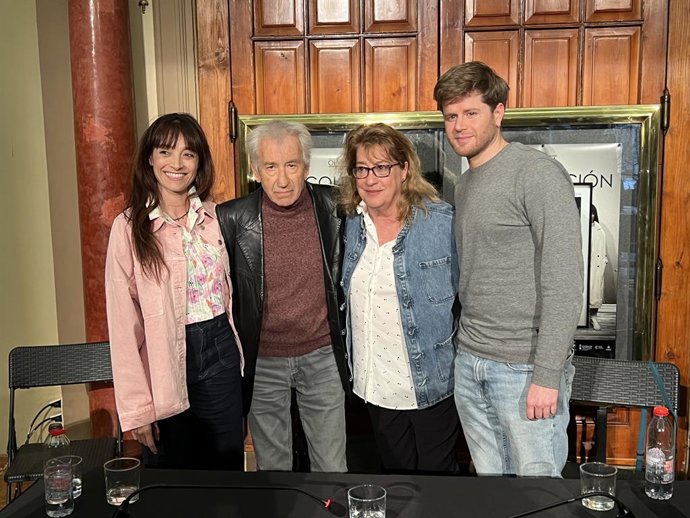 Presentación de la obra 'La colección' en el Teatro Olympia de València, con el director Juan Mayorga y los actores José Sacristán, Ana Marzoa, Ignacio Jiménez y Zaira Montes.