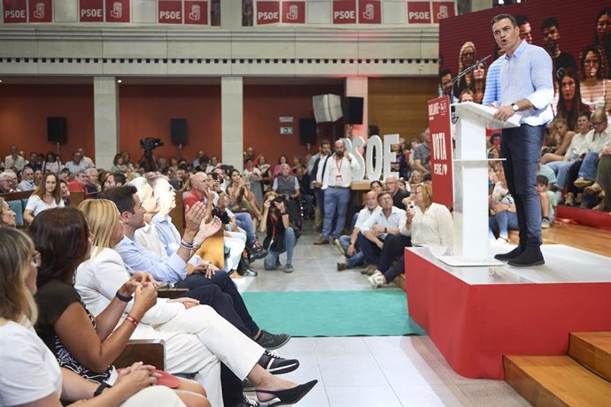 Archivo - Pedro Sánchez durante un acto de campaña del PSOE en Cantabria