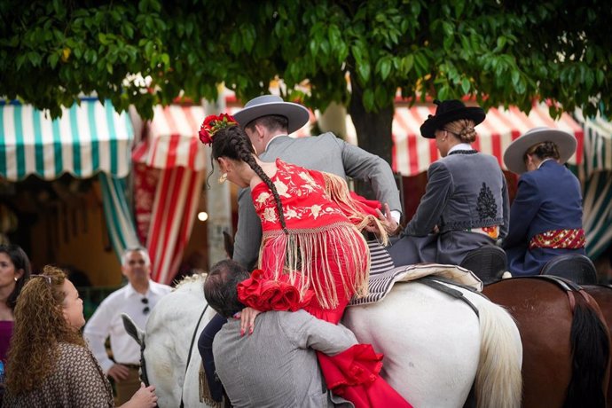 Caballistas paseando por la feria