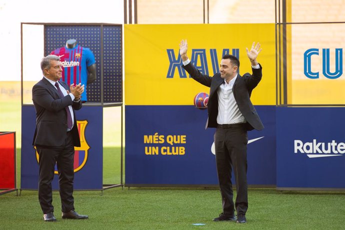Archivo - Xavi Hernandez and Joan Laporta, President of FC Barcelona, attends during his presentation as new head coach of FC Barcelona at Camp Nou stadium on November 08, 2021, in Barcelona, Spain.