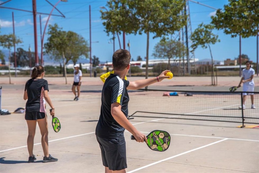 Algunos de los jóvenes participantes en los Juegos Deportivos Municipales de Pickleball.
