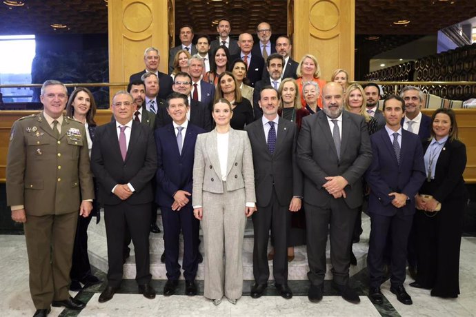 La presidenta del Govern, Marga Prohens, el presidente del Parlament, Gabierl Le Senne, y otras autoridades baleares, junto con los cónsules destinados en Baleares.