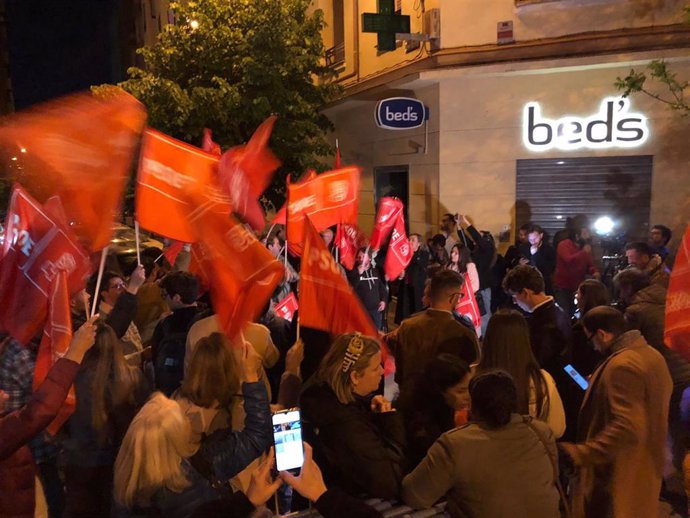 Cerca de medio centenar de simpatizantes socialistas se manifiestan a las puertas de Ferraz en apoyo a Sánchez