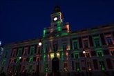 Foto: La Real Casa de Correos ilumina de verde y naranja su fachada en apoyo a las personas con fibrosis quística