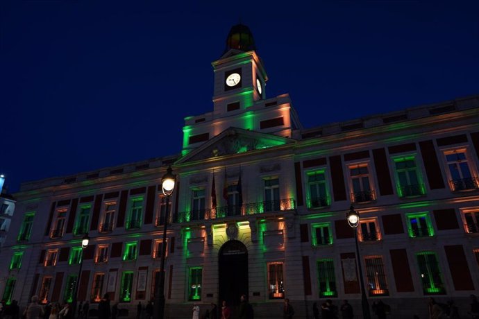 La Real Casa de Correos ilumina de verde y naranja su fachada en apoyo a las personas con fibrosis quística