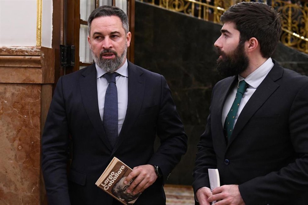 El líder de Vox, Santiago Abascal (i), durante una sesión plenaria en el Congreso de los Diputados, a 23 de abril de 2024, en Madrid (España). 