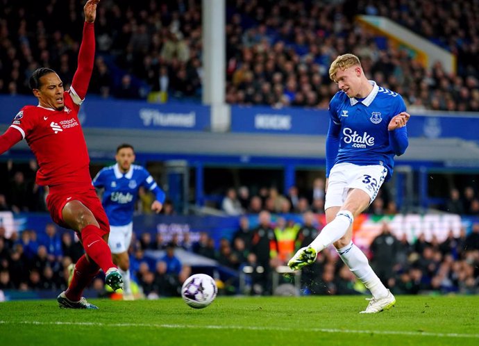 24 April 2024, United Kingdom, Liverpool: Everton's Jarrad Branthwaite (R) scores his side's first goal during the English Premier League soccer match between Everton and Liverpool at Goodison Park. Photo: Peter Byrne/PA Wire/dpa
