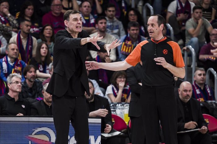 Georgios Bartzokas Head coach of Olympiacos Piraeus gestures during the Turkish Airlines EuroLeague, match played between FC Barcelona and Olympiacos Piraeus at Palau Blaugrana on April 24, 2024 in Barcelona, Spain.