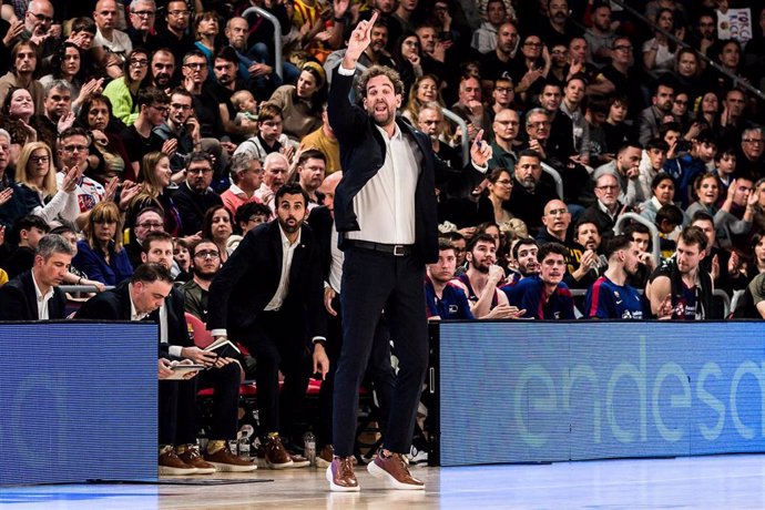 Archivo - Roger Grimau, Head coach of Fc Barcelona gestures during the ACB Liga Endesa, match played between FC Barcelona and Casademont Zaragozaza at Palau Blaugrana on March 03, 2024 in Barcelona, Spain.