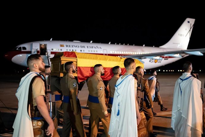 Varios militares portan los restos mortales del cabo Palacios Aguilar, a su llegada a la base aérea de Torrejón de Ardoz, a 24 de abril de 2024, en Torrejón de Ardoz, Madrid (España). El cabo Billye German Palacios Aguilar falleció el pasado lunes, 22 de 