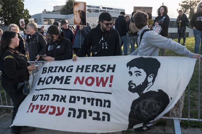 Cartel para la liberación del rehén israelí-estadounidense Hersh Goldberg-Polin en una manifestación para exigir un acuerdo inmediato