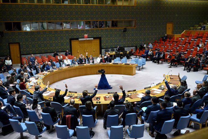 Votación de un proyecto de resolución sobre el despliegue de armas de destrucción masiva en el espacio durante una reunión del Consejo de Seguridad