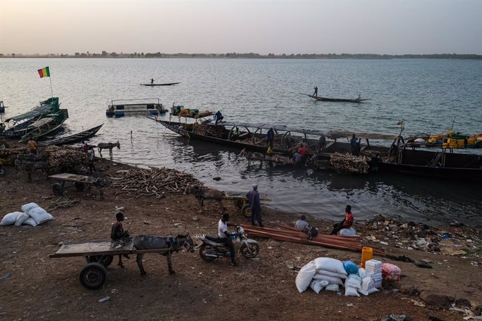 Archivo - March 11, 2022, Segou, Segou, Mali: View of the Niger River near the main square of the Segou fair, 12 March 2022. Numerous pirogues unload passengers and various goods throughout the day.   The city of Segou, although still spared from jihadist