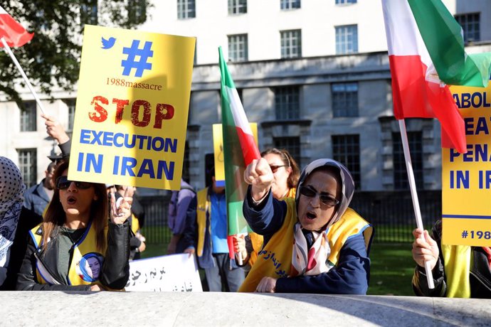 Archivo - October 20, 2018 - London, United Kingdom - Protesters linked to the Iranian group Mojahedin-e Khalq demonstrate in Whitehall, near the entrance to Downing Street