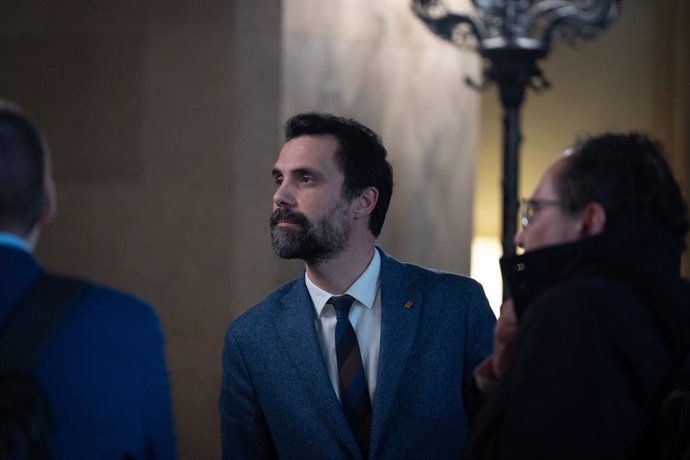 Archivo - Arxivo - El conseller d'empresa i Treball, Roger Torrent, a la seva arribada a la compareixença per explicar els pressupostos 2024 de la Conselleria d'empresa i Treball, en el Palau de la Generalitat, a 29 de febrer de 2024, a Barcelona, Catalun