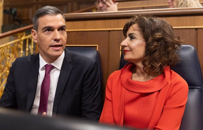 El presidente del Gobierno, Pedro Sánchez y la vicepresidenta primera y ministra de Hacienda, María Jesús Montero, durante  una sesión plenaria, en el Congreso de los Diputados, a 10 de abril de 2024, en Madrid (España).