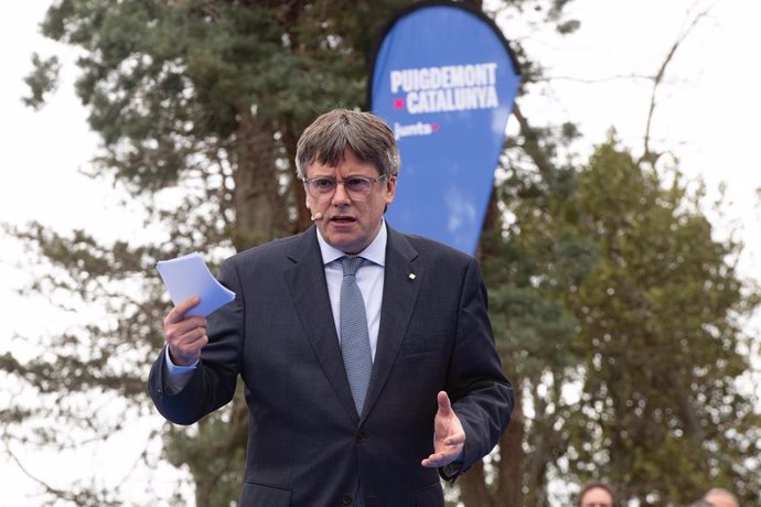 El expresidente de la Generalitat y candidato de Junts a las elecciones catalanas, Carles Puigdemont, interviene durante un acto de Junts+, a 6 de abril de 2024, en Elna (Francia)