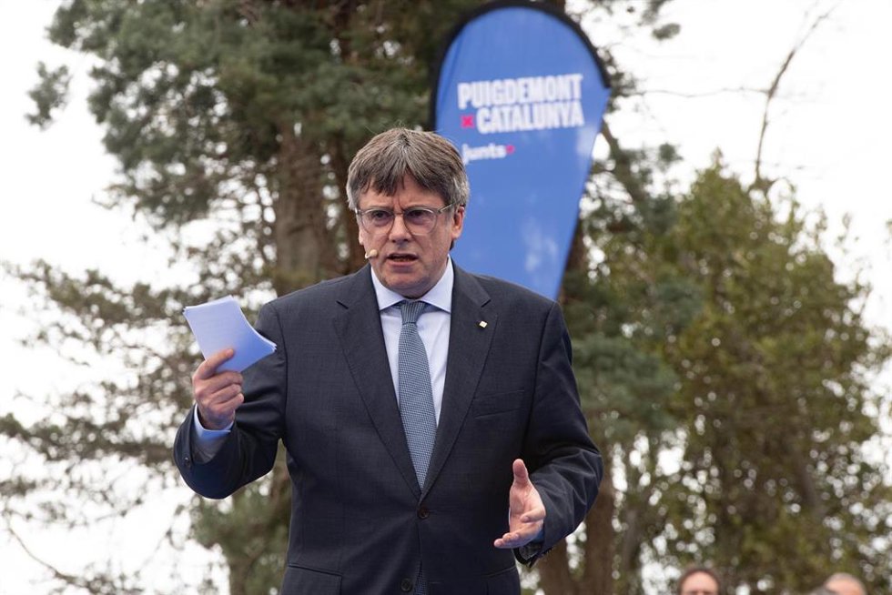 El expresidente de la Generalitat y candidato de Junts a las elecciones catalanas, Carles Puigdemont, interviene durante un acto de Junts+, a 6 de abril de 2024, en Elna (Francia)