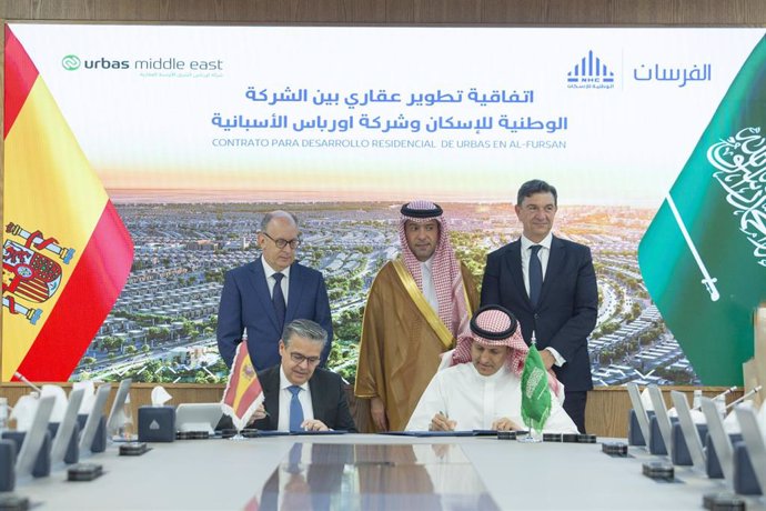 El consejero ejecutivo de Urbas, Adolfo Guerrero y el consejero delegado de la NHC, Mohammed bin Saleh Albuty, entre otros