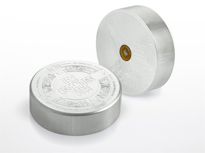 The Swiss ice hockey puck called "Eisgenoss", which is issued in a limited edition of gold, silver and conventional hard rubber, gives fans access to unique privileges thanks to an integrated chip.