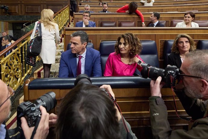 (I-D) El presidente del Gobierno, Pedro Sánchez; la vicepresidenta primera y ministra de Hacienda, María Jesús Montero, y la vicepresidenta tercera y ministra para la Transición Ecológica y el Reto Demográfico, Teresa Ribera, durante una sesión de control